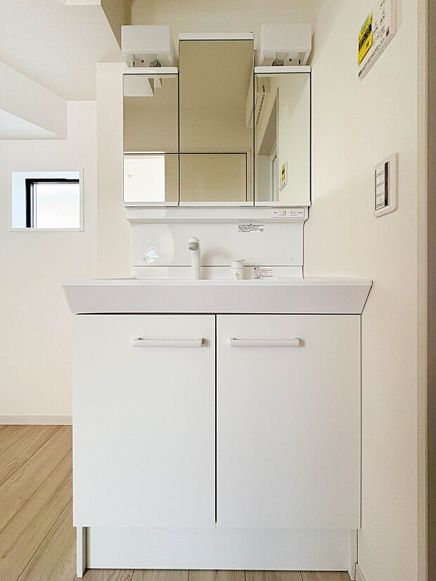 【Powder room】大きく見やすい三面鏡で清潔感ある洗面台は、身だしなみチェックや肌のお手入れに最適です。