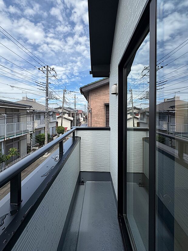 【バルコニー】澄み切った青空と、心地良い風を感じるワイドバルコニー。