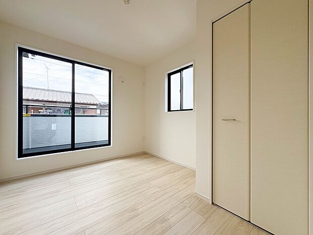 【洋室4.7帖】表情豊かな木目が醸しだす空間は、暮らしに落ち着きと華やぎを与えてくれる。