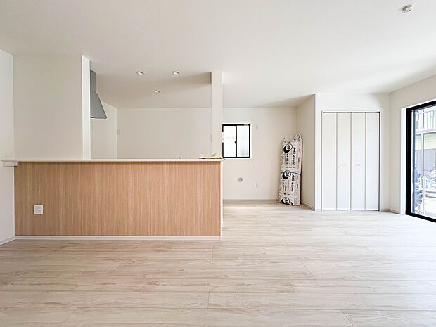 【LDK18.6帖】ナチュラルな自然光の中での調理。お洒落な食器類を余裕で収納できるスペース。動きやすい女性目線のキッチン動線。これからはお料理をつくる時間が劇的に変わります。