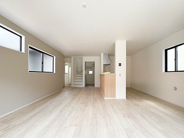 【LDK18.6帖】室内には豊かな陽光が注ぎ込み、爽やかな住空間を演出。