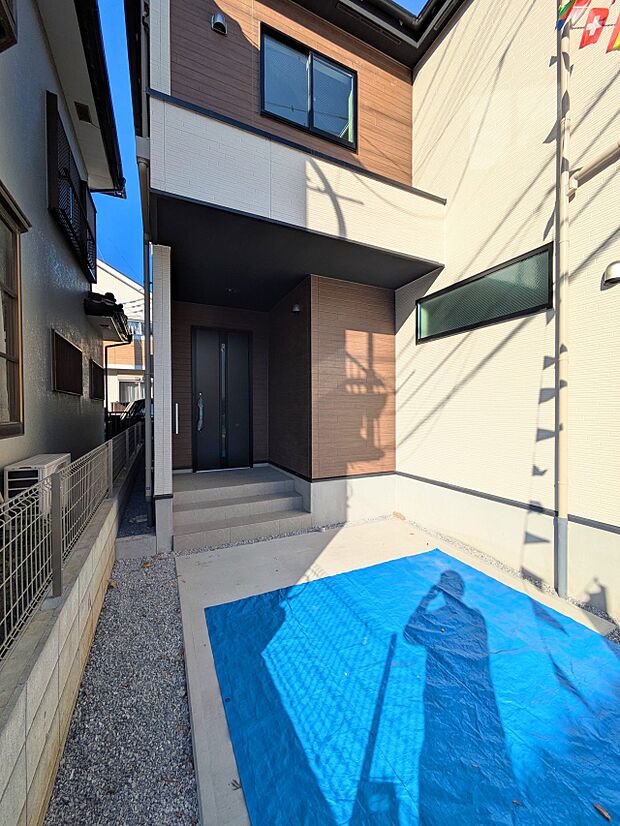 【玄関】家の顔となる玄関は、高いデザイン性が求められます。高級感と断熱性、防犯性に優れた玄関ドアを標準装備。ピッキング対策のセキュリティサムターン等、防犯に考慮しました。