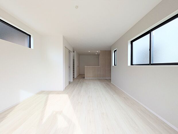 【リビング】インテリアショップで見掛けた「あの家具」も置ける、ゆったりとした空間。時に広さが上質な寛ぎの時間になる事も。