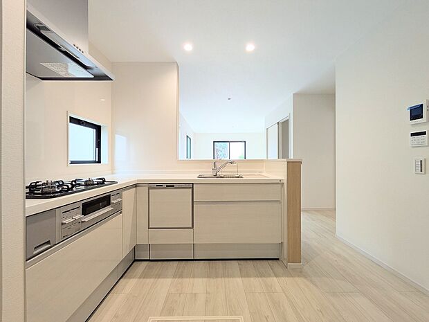 【キッチン】カウンターキッチンは広くて収納力もあるので、快適に料理をすることができます。食器や炊事用具を手の届くところに配置しやすいため調理もスピーディーですよ。