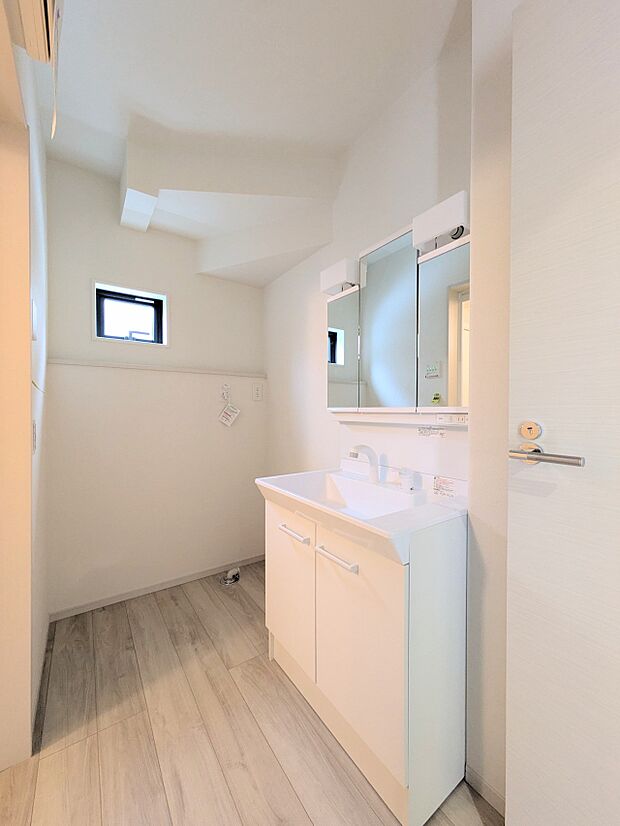 【洗面台】洗面所は小さなプライベートスペース。歯磨き、洗顔と毎日施す個人空間。小窓も設置して、熱気などを開放して、爽やかなスペースになるように設計されています。