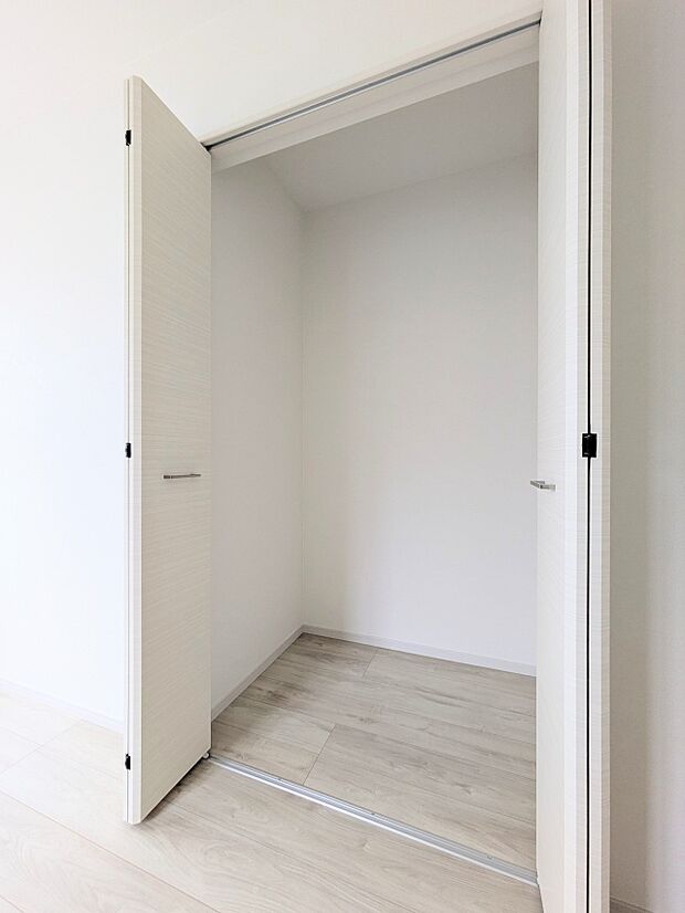 【収納】各所に配置された収納スペースは、洋服や小物はもちろんのこと、掃除機や日用予備品・お子様のおもちゃなど様々な物を収納して頂ける便利なスペースです。