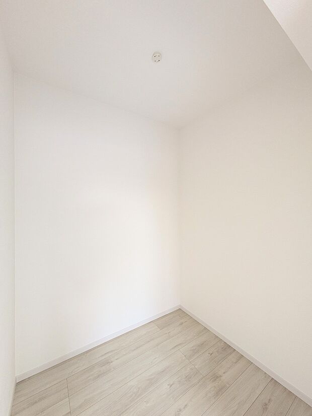 【ウォークインクローゼット】  たくさんの洋服をかけてもシワになりにくいウォークインクローゼット。洋服以外にも、普段使わない家電やスーツケース、ストック品など何でも片付く嬉しい空間です。