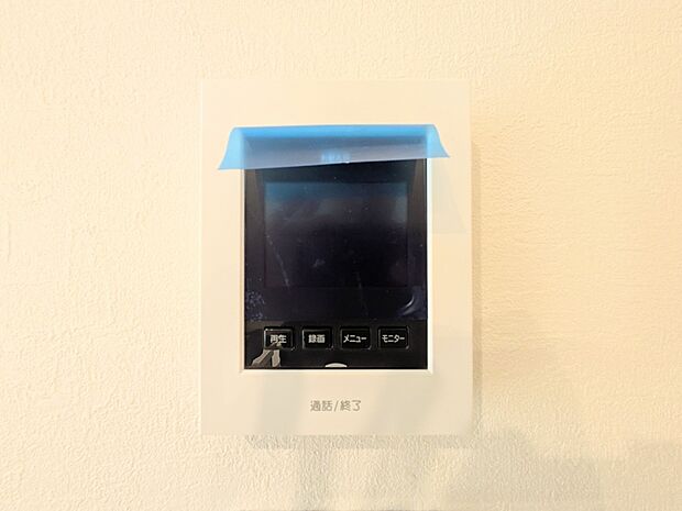 【TVモニター付インターホン】 来訪者の様子を室内TVモニターでチェック。対応したくないセールスを断りやすく、子どもに留守番をさせるときも安心。不在時の来訪者を録画でき、犯罪抑止効果も期待…