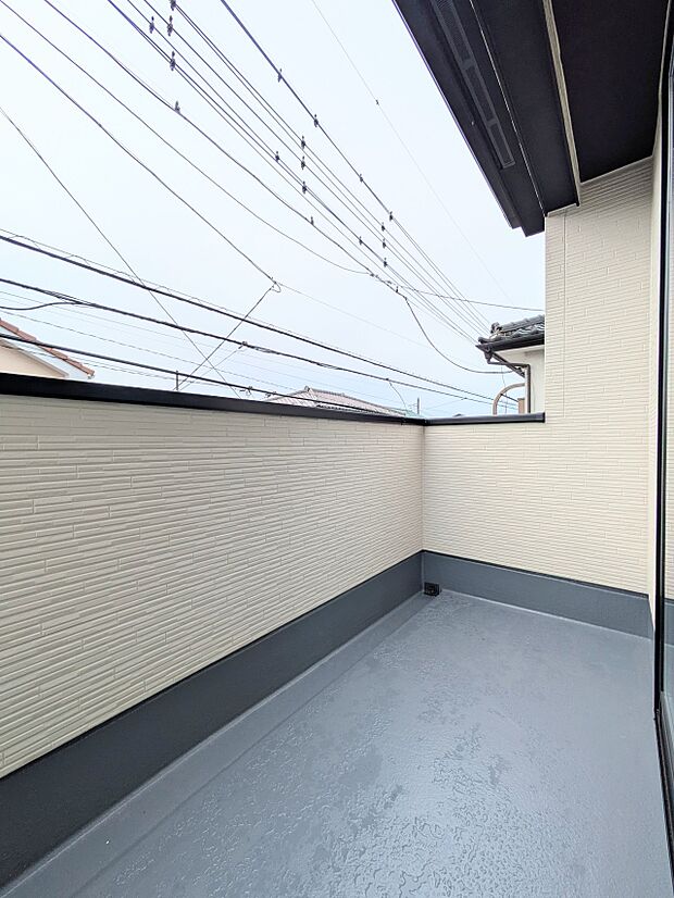 【バルコニー】澄み切った青空と、心地良い風を感じるバルコニー。