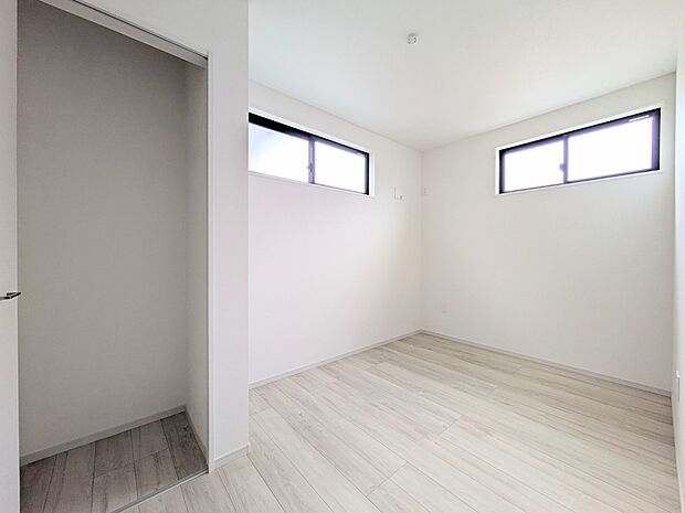 リビング以外の各お部屋も窓が多く、明るく開放的です。収納クロークを備えたフローリング仕様の洋室です。