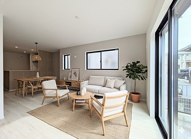 【リビングダイニング】シンプルなデザインの家は風情がある。住む人のこだわりを感じる。外観も内装もいたってシンプル。居心地がよく、家事や趣味、子育てなどにも集中できる。家も人間も熟成するほどシ…