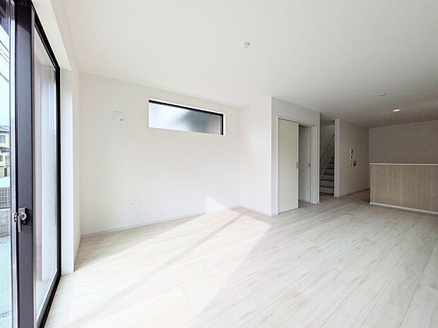 【ダイニングキッチン】ナチュラルな自然光の中での調理。お洒落な食器類を余裕で収納できるスペース。動きやすい女性目線のキッチン動線。これからはお料理をつくる時間が劇的に変わります。