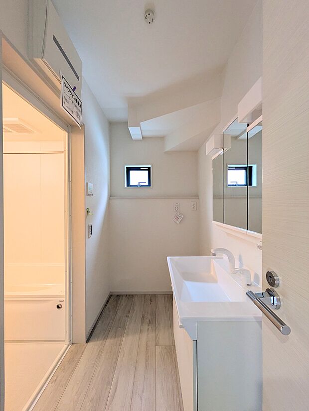 【脱衣所】十分な広さを保った脱衣所