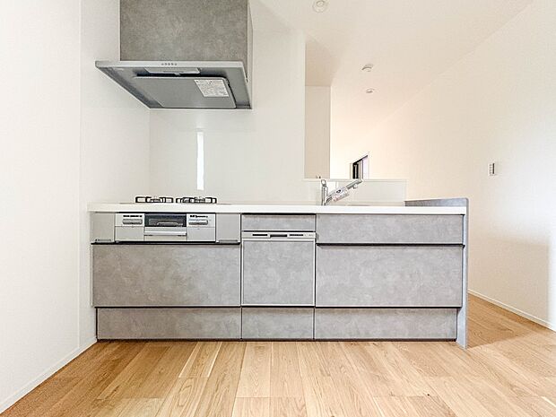 【キッチン】リビングにいるお子様と会話をしながら家事ができるカウンターキッチン。いま手があいているか、忙しそうなのか相手の様子を伺いながらコミュニケーションをとる訓練にもなります。