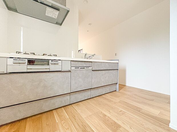 【キッチン】リビングにいるお子様と会話をしながら家事ができるカウンターキッチン。いま手があいているか、忙しそうなのか相手の様子を伺いながらコミュニケーションをとる訓練にもなります。