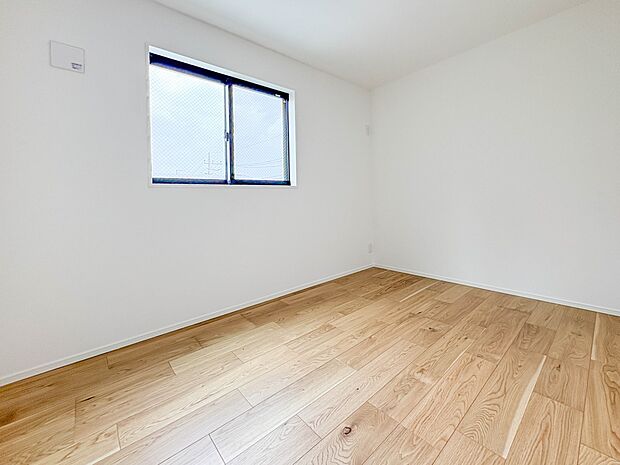 【洋室-4.4帖-】お子様のお部屋にぴったりなクロークを備えたフローリング仕様の洋室です。