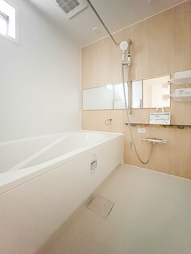 【浴室】 きっとあなたのバスタイムも単なる習慣から特別な時間に変わるはず。一日の汚れとともに疲れを洗い流し、眠りに就く前の大事なリラックスタイムを演出