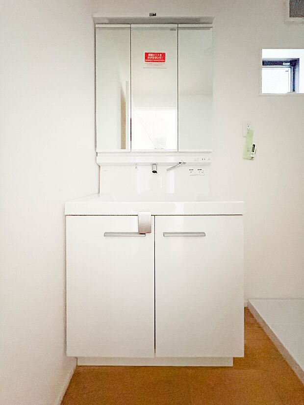 【洗面台】 十分な大きさの洗面台は、身だしなみチェックや歯磨きなど、朝の慌ただしい時間でもホテルライクなスペースで余裕とゆとりを感じて頂けます。