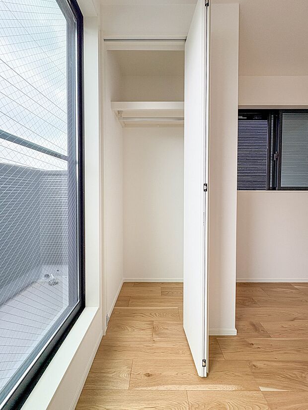 【CL(クローゼット)】 壁面クローゼットのメリットは、衣類が横一列に並ぶためひと目で洋服が選びやすいこと。衣類をたくさんお持ちの方も、限られたスペース内に無理なく収納することができます。…