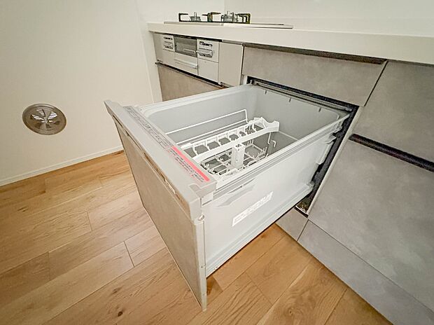 【ビルトイン食器洗浄乾燥機】食器洗いのわずらわしさから開放してくれる嬉しい設備。後片付けの手間を減らし奥様の時間を有効活用できます。お湯と洗剤を使う機会が少なくなるため、手荒れ防止にも。