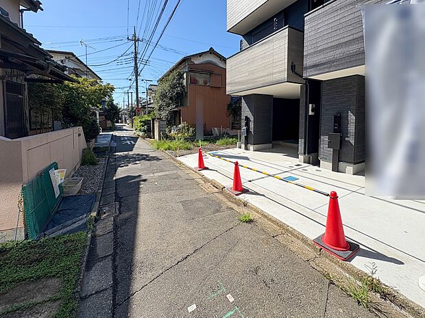【前面道路】  静かな通りに面した本物件は、落ち着いて暮らすことができます。  閑静な住宅街で比較的車の通りも少ないのでお子様も安心です。