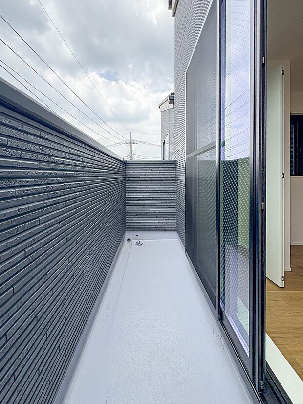 【バルコニー】 バルコニーから差し込む陽光・通風は、住環境・快適性と共に有り続ける貴重な「財産」です。