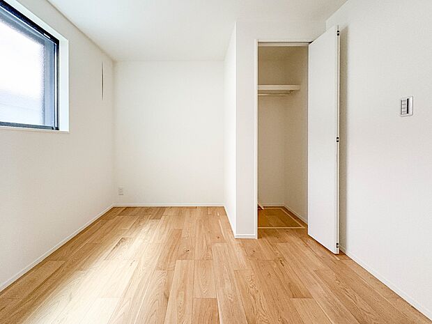 【洋室-4.8帖-】充実した生活は伸びやかな居室空間から始まります。快適に・伸びやかに。心の潤いを求める方々へ。