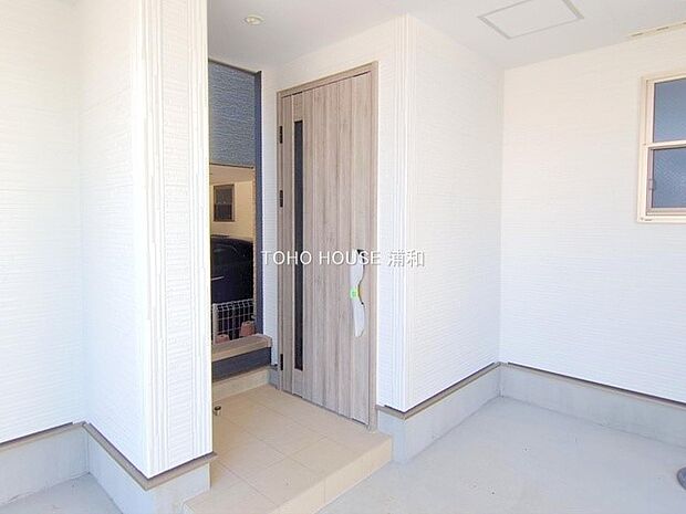 【玄関】家の顔となる玄関は、高いデザイン性が求められます。高級感と断熱性、防犯性に優れた玄関ドアを標準装備。ピッキング対策のセキュリティサムターン等、防犯に考慮しました。