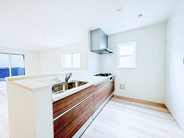 3号棟【キッチン】ナチュラルな自然光の中での調理。お洒落な食器類を余裕で収納できるスペース。動きやすい女性目線のキッチン動線。これからはお料理をつくる時間が劇的に変わります。