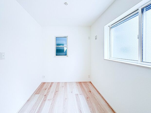 3号棟【納戸3.7帖】 昨今のトレンドになりつつあるのが、広過ぎず、快適すぎない子ども部屋。勉強と寝るだけの部屋にすることで閉じこもりがなくなり、リビングで過ごす時間が増えると言われていま…