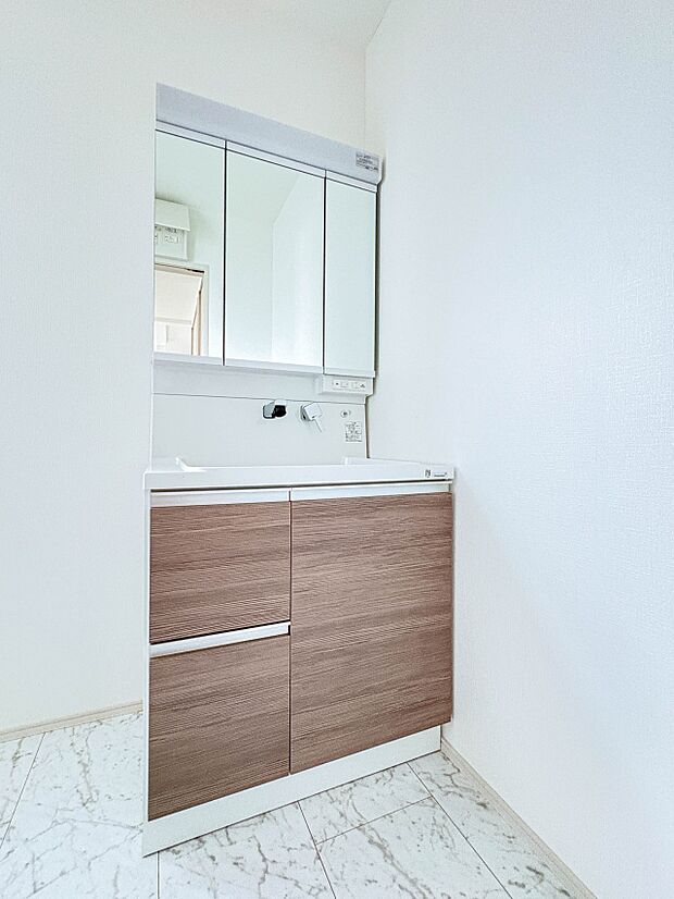 3号棟【洗面台】 十分な大きさの洗面台は、身だしなみチェックや歯磨きなど、朝の慌ただしい時間でもホテルライクなスペースで余裕とゆとりを感じて頂けます。