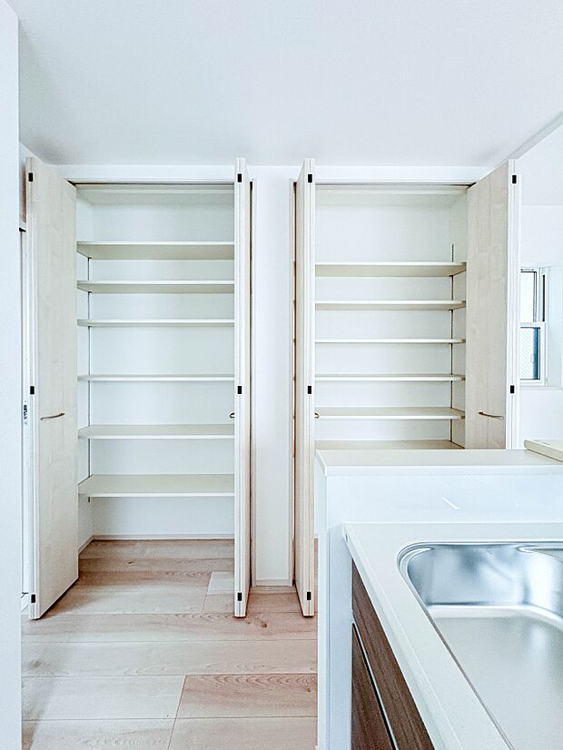 3号棟【パントリー(食料庫)】 常温保存できるパン、お米、調味料、缶詰など、日常的に使うものや未開封の食品の収納にぴったり。棚にものを並べて収納すれば、何が足りないのかひと目で確認できます…