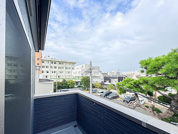 3号棟【バルコニー】 バルコニーから差し込む陽光・通風は、住環境・快適性と共に有り続ける貴重な「財産」です。