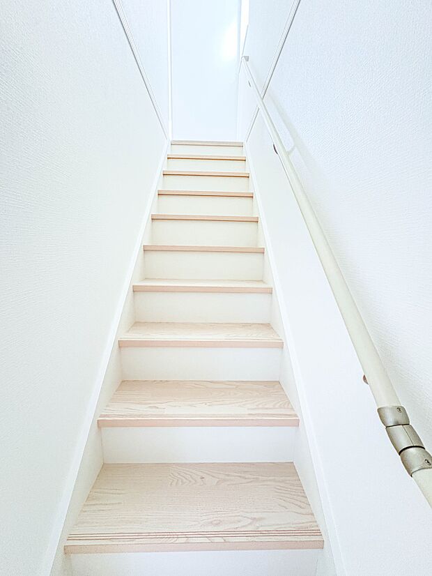 3号棟【手すり付階段】手すりがないと階段の昇り降りで危険なことはもちろん、壁に手をつきながら歩くことで壁紙が汚れやすくなります。すべての方に快適に昇り降りしていただくため、手すりを設置しまし…