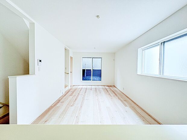 3号棟【ダイニングキッチン】会話でホッとコミュニケーションできるリビング。料理でホッとハピネスになるキッチンなど。人をホッとさせる最新設備・仕様を採用しています。