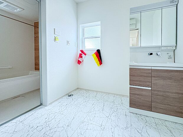 3号棟【脱衣所】洗面所は小さなプライベートスペース。歯磨き、洗顔と毎日施す個人空間。