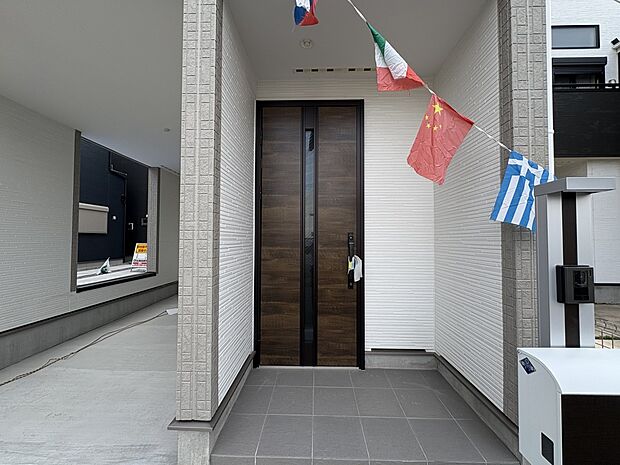 【玄関】家の顔となる玄関は、高いデザイン性が求められます。高級感と断熱性、防犯性に優れた玄関ドアを標準装備。ピッキング対策のセキュリティサムターン等、防犯に考慮しました。