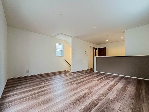 【LDK16.7帖】 お子様と会話をしながら家事ができるカウンターキッチン。いま手があいているか、忙しそうなのか相手の様子を伺いながらコミュニケーションをとる訓練にもなります。