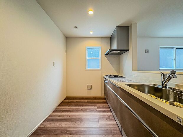 【カウンターキッチン】リビングにいるお子様と会話をしながら家事ができるカウンターキッチン。いま手があいているか、忙しそうなのか相手の様子を伺いながらコミュニケーションをとる訓練にもなります。…