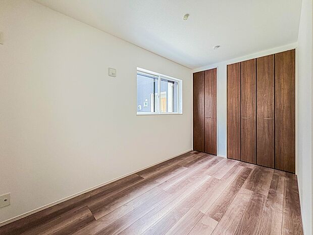 【Room-洋室5.6帖】 快適に過ごす条件は、一人ひとり違います。だからこそ飾り過ぎないシンプルな内装と偏り過ぎないデザインで統一しました。暮らしの中でオーナー様だけの【マイホーム】に創…