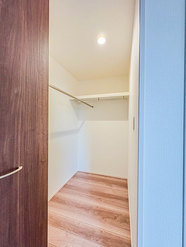 【WIC(ウォークインクローゼット)】 たくさんの洋服をかけてもシワになりにくいウォークインクローゼット。洋服以外にも、普段使わない家電やスーツケース、ストック品など何でも片付く嬉しい空間…