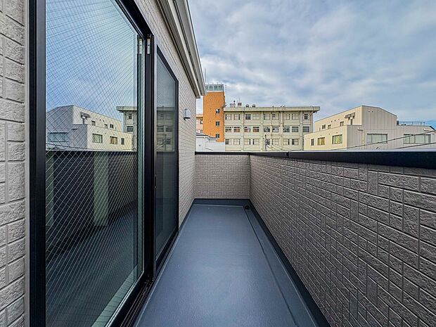 【バルコニー】 バルコニーから差し込む陽光・通風は、住環境・快適性と共に有り続ける貴重な「財産」です。