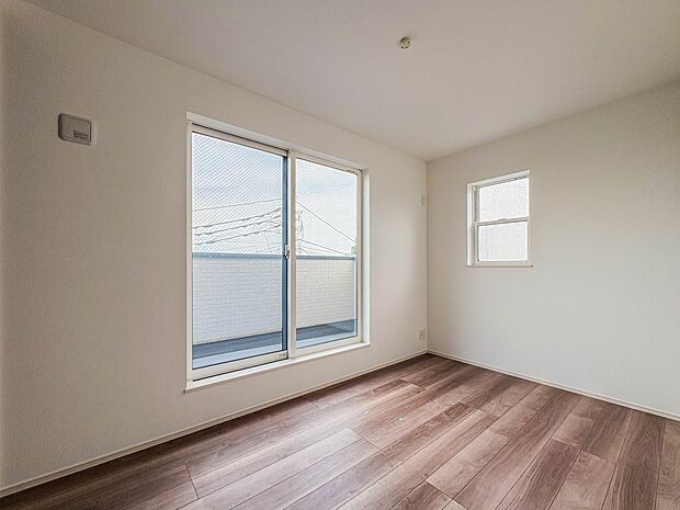 【洋室5帖】シンプルな内装はおしゃれのポイントです。シンプルは華美より飽きがこないからです。色や模様でおしゃれ感をだす。それがシンプルイズビューティーです。