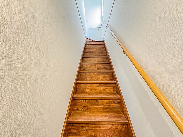 【手すり付階段】手すりがないと階段の昇り降りで危険なことはもちろん、壁に手をつきながら歩くことで壁紙が汚れやすくなります。すべての方に快適に昇り降りしていただくため、手すりを設置しました。