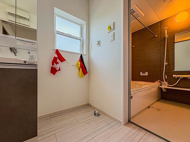 【ランドリースペース】毎日使う洗濯機。しっかりと奥行きのある置き場が確保されています。