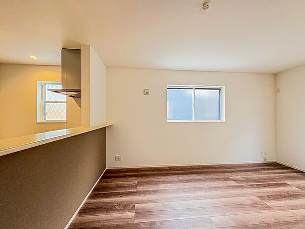 【Dining】ダイニングテーブルを置いても十分な広さが確保されています。