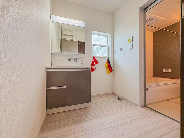 【脱衣所】洗面所は小さなプライベートスペース。歯磨き、洗顔と毎日施す個人空間。