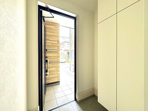 1号棟【玄関】上質感漂うアプローチ。居住者の帰り、訪れる方を優しく迎える。