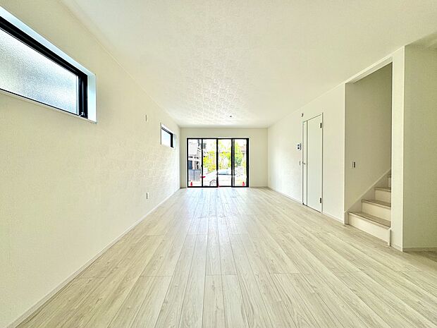 1号棟【LDK24.6帖】うららかな陽射しがどのお部屋にも降り注ぎますように、快適さを追求した間取設計。得難い立地環境での生活を恵みの豊かな永住の地へと変えてくれます。