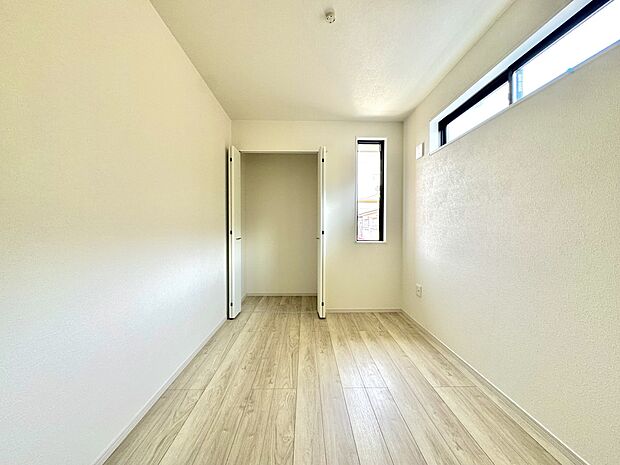 1号棟【洋室】お子様のお部屋にぴったりなクロークを備えたフローリング仕様の洋室です。